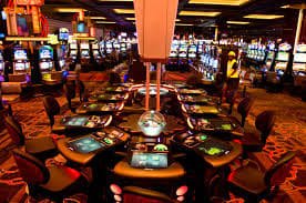 Antarmuka aplikasi firv menampilkan kasino langsung dan menu sportsbook di perangkat mobile